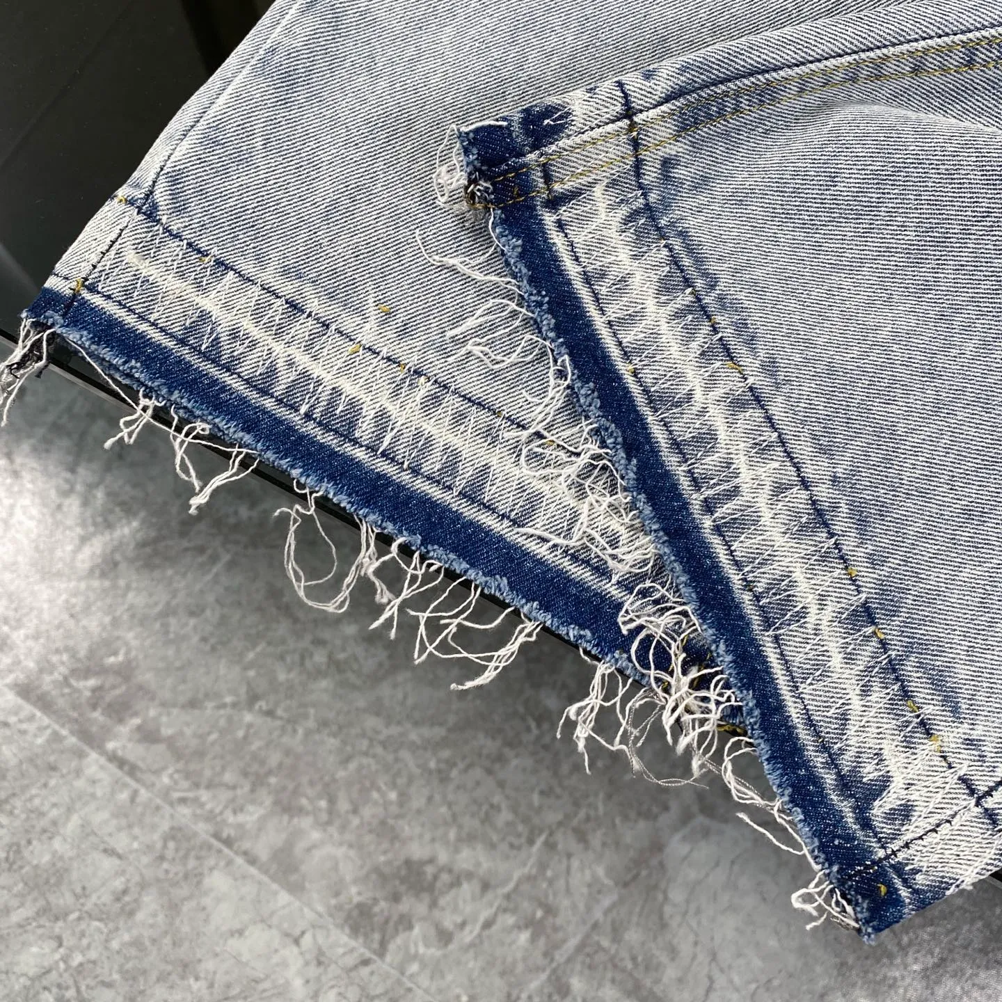 🅿️240 The correct version of Chroe Hets CH black leather jeans, priced at 4W level, patchwork cross pattern embellishment, high-waisted washed jeans! ! Absolutely high-end luxury products, 1.9W level god-level single products, super popular products, built with top heavy industry, a magic weapon that cannot be missed [About Zangyin] This is an extremely luxurious fashion brand that can also be called the aristocrats of the high street. It has always been an exclusive brand for some hipsters or rich second generations. Compared with ordinary high streets, it is more luxurious and noble. Compared with luxury brands, it has a more fashionable personality and has always been a brand that I have a special liking for. A6632 [Top heavy industry fashionable design] Consistently high-street luxury style creation. Speaking of this style, the Zangyin family and GU family are definitely the leading representative brands. Especially the Zangyin family has really achieved a state-of-the-art effect in creating high-street style. The color system of this model is made of unique washed materials. It is already quite eye-catching. It is decorated with pink patchwork cross flowers, which cleverly highlights the charm of the brand. Secondly, this model uses classic The classic high-waist cutting design highlights the long legs and the fashionable temperament of the upper body. The brand is highly recognizable and the slim fit configuration is more suitable for daily wear. This product is a product that interprets personality, fashion, and specifications at a glance. This single product is enough to make any fan excited. It can be a white T-shirt for youthful preppy style, or a tight sling for royal lady style. It has strong matching ability and can be easily controlled by men.  [Material and craftsmanship] Needless to say, this point goes without saying. As an excellent craftsman brand, Zangyin has really perfect requirements for details and craftsmanship. The washed color of this model has gone through so many processes, not to mention the embellishment of the denim appliqués. It is also purely handmade and sewn. Just like what they believe in, only handmade things have soul and have the meaning of wear. A top-notch heavy-duty fashionable denim item, I look forward to your perfect interpretation! ! 28-34 corresponds to S-XL